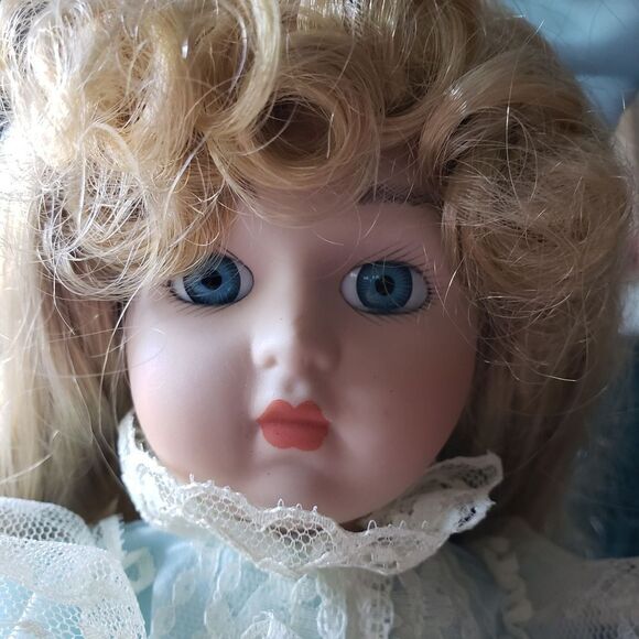Vintage porcelain doll. - Picture 3 of 12